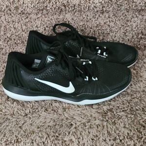 Nike Flywire Tennis Shoes